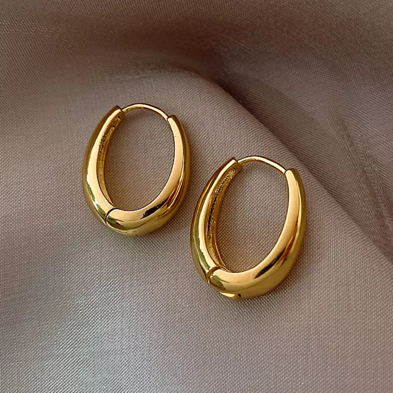 Sophisticated 18K Gold Hoop Earrings